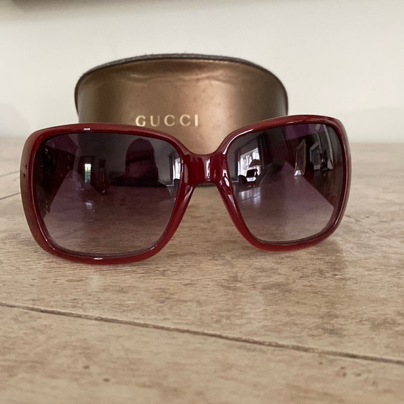 Red/burgundy Gucci sunglasses